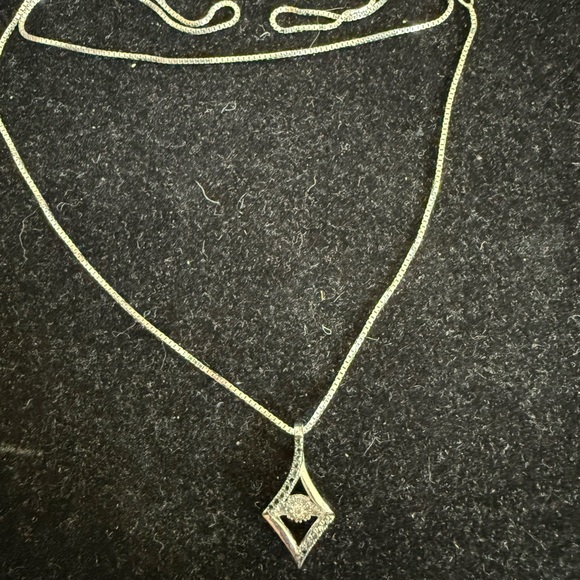 Elegant Silver chain and silver pendant with black and white diamonds - Picture 2 of 5